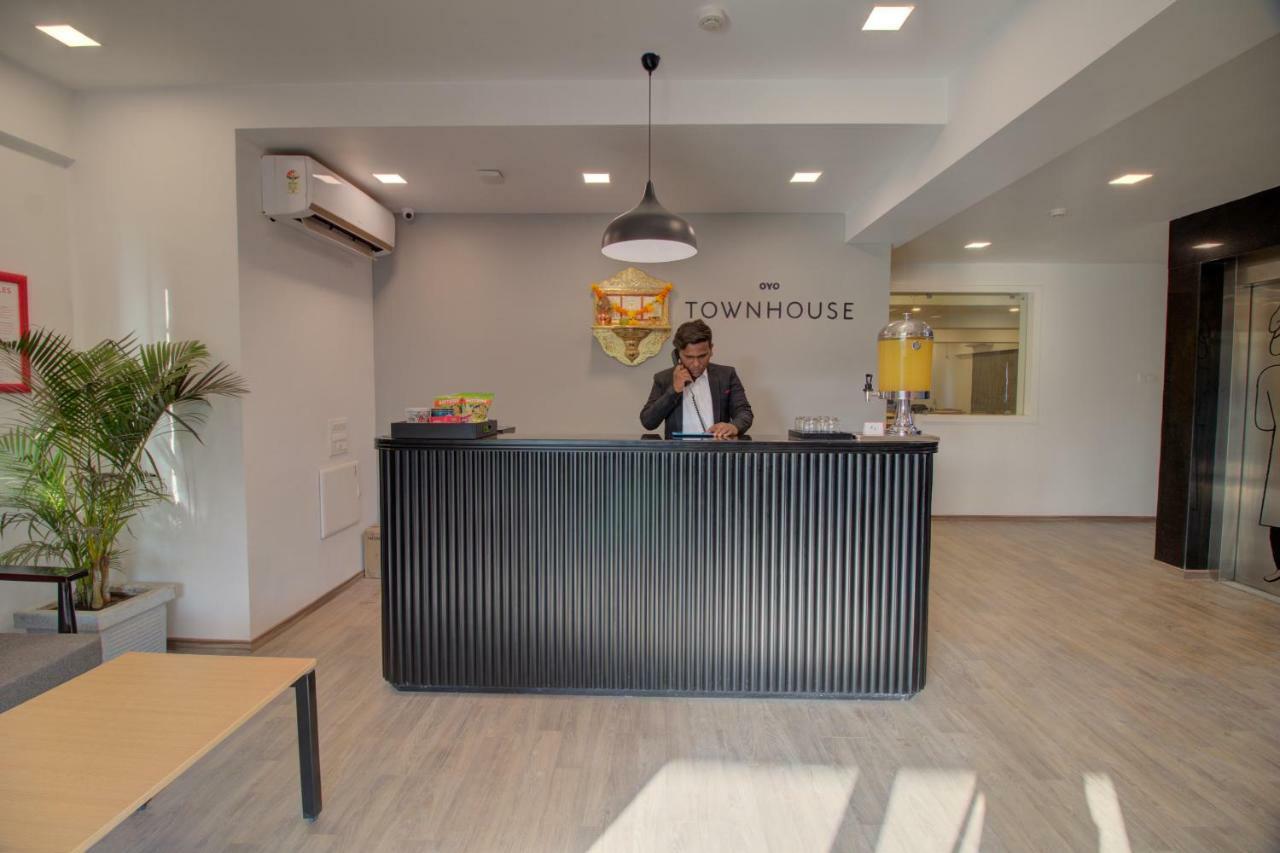 Townhouse Oak Kopar Khairane Navi Mumbai Formerly Ivy Hotel エクステリア 写真